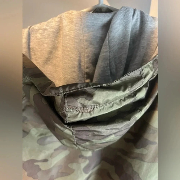 Gap lightweight camo zip up windbreaker Youth size 5 toddler boy - Picture 4 of 4